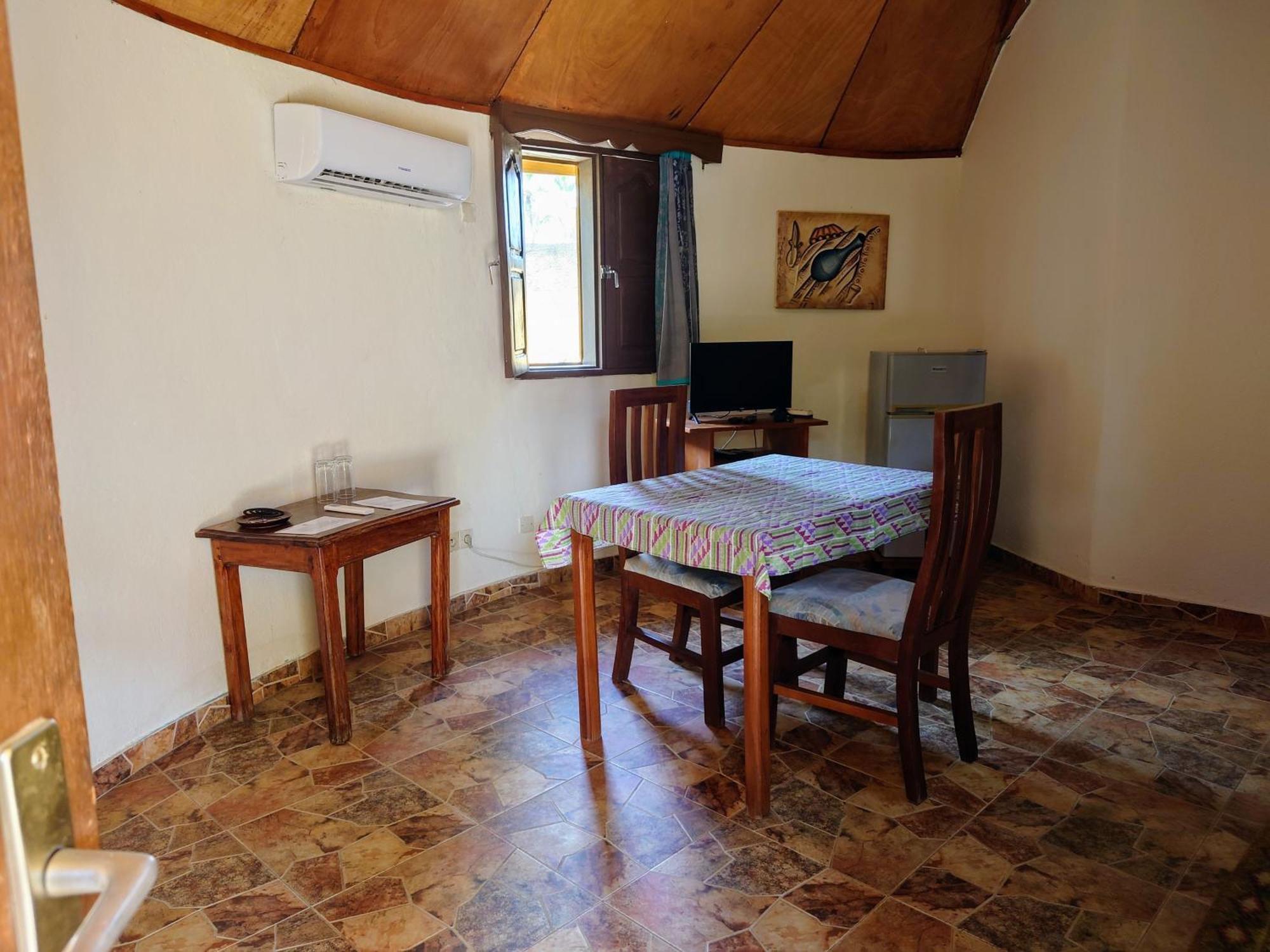Rundbungalow Auf Lionsrest Grand-Bassam エクステリア 写真